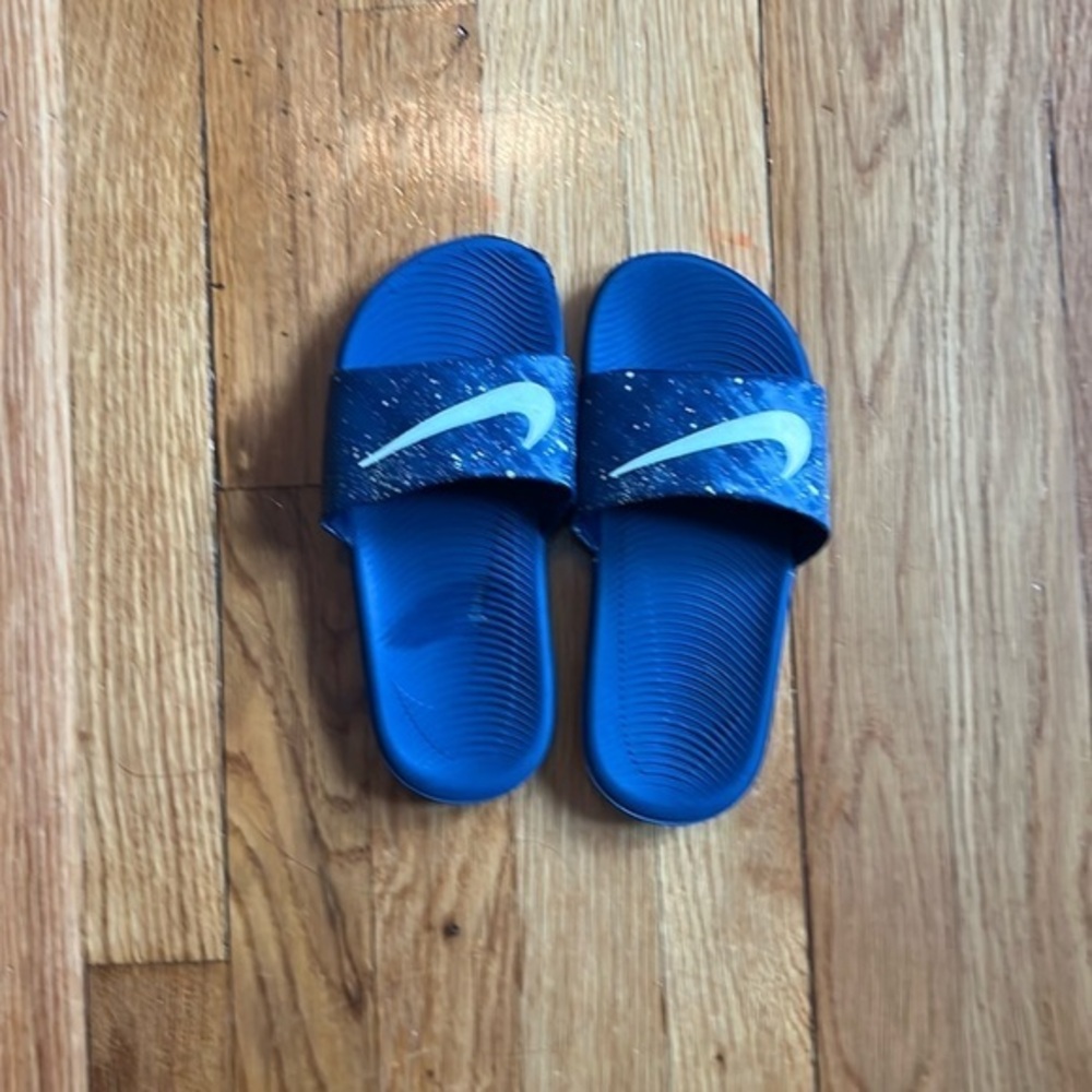 Nike galaxy paint splatter slides 1Y kids glow in the dark!